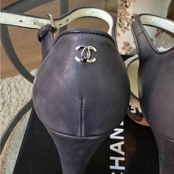CHANEL Black and Cream Sandals - Picture 3 of 6